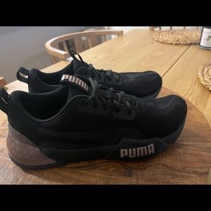 Black and rose gold sparkle ✨women’s Puma sneakers tennis shoes size 10 like new
